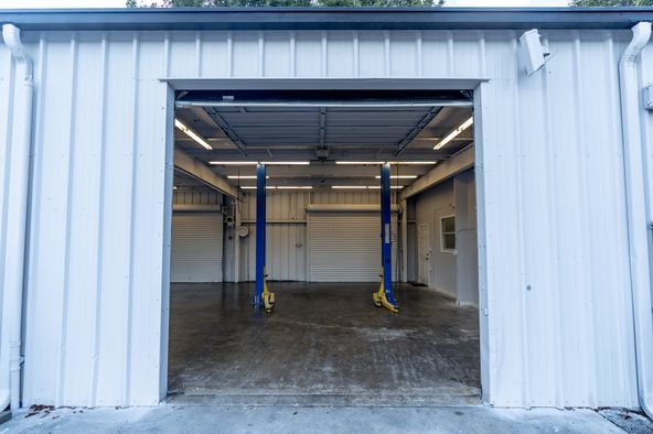 N. Florida Ave Warehouse or Automotive/Office/Showroom- 6,061 SF : 14041 N Florida Ave, Tampa, FL 33613